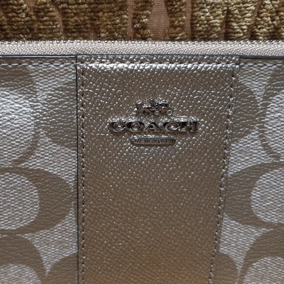 💲💲💲SALE‼️🎉Coach Wristlet Wallet Platinum Gold Mono Leather - Picture 3 of 8